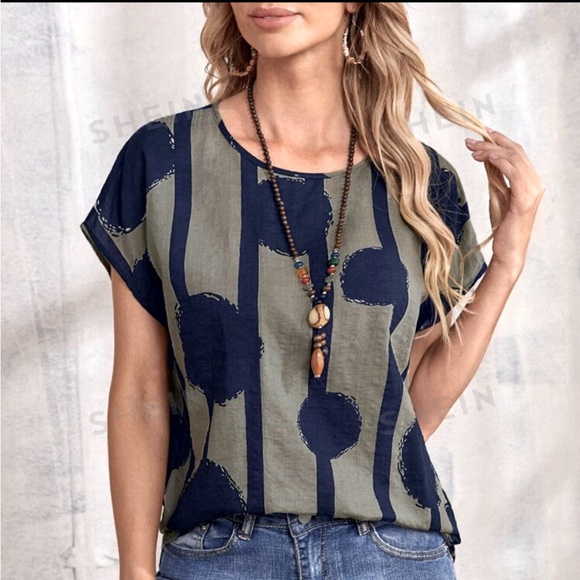 Emery Rose Graphic Print Blouse - Picture 1 of 4